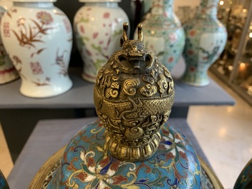 Een grote Chinese cloisonn&eacute; wierookbrander met deksel, 18/19e eeuw