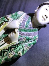 Une figure en biscuit &eacute;maill&eacute; vert sur socle et un vase de forme carr&eacute;, Kangxi et apr&egrave;s