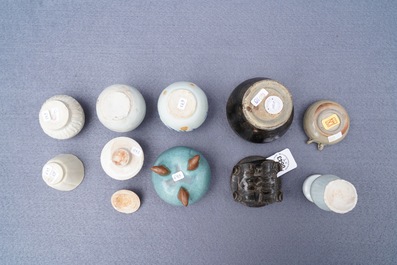 Een collectie divers vroeg Chinees aardewerk en porselein, Jin en later