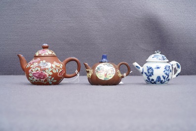 Drie Chinese Yixing steengoed en blauwwitte miniatuur theepotjes, Kangxi en later