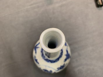 Une paire de vases de forme bouteille en porcelaine de Chine bleu et blanc, Kangxi