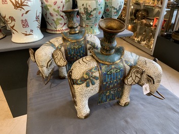 Une paire de grands mod&egrave;les d'&eacute;l&eacute;phants en &eacute;maux cloisonn&eacute;s, Chine, 19&egrave;me