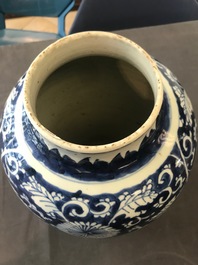 Een Chinese blauwwitte vaas met pioenslingers, Kangxi