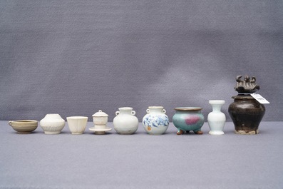 Een collectie divers vroeg Chinees aardewerk en porselein, Jin en later