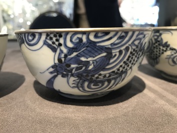 Cinq bols en porcelaine de Chine 'Bleu de Hue' pour le Vietnam, marques Nei Fu, 19&egrave;me