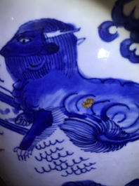 Un pot en porcelaine de Chine bleu et blanc &agrave; d&eacute;cor d'un kylin, &eacute;poque Transition