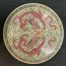 Un plat en porcelaine de Chine famille rose &agrave; d&eacute;cor de dragons, marque de Qianlong, 19/20&egrave;me