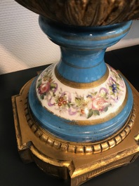 Une grande paire de verseuses et une jardini&egrave;re en porcelaine de S&egrave;vres aux montures en bronze dor&eacute;, France, 19&egrave;me