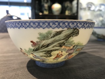 Une paire de bols en porcelaine de Chine coquillle d'oeuf, marque de Qianlong, 20&egrave;me