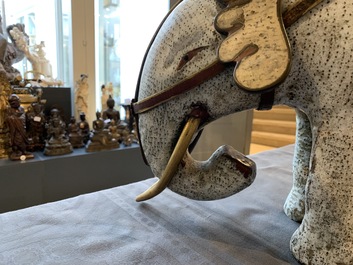 Een groot Chinees cloisonn&eacute; model van een olifant, 19/20e eeuw