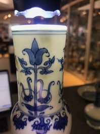 Un vase de forme bouteille en porcelaine de Chine bleu et blanc &agrave; d&eacute;cor floral, &eacute;poque Transition