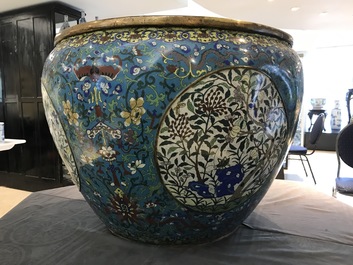 Een uitzonderlijk grote Chinese vissenkom in verguld brons en cloisonn&eacute;, Jiaqing