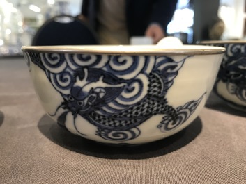 Cinq bols en porcelaine de Chine 'Bleu de Hue' pour le Vietnam, marques Nei Fu, 19&egrave;me