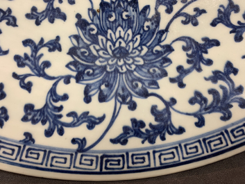 Un plat en porcelaine de Chine bleu et blanc &agrave; d&eacute;cor de lotus, marque et &eacute;poque de Qianlong