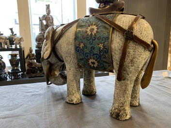 Un grand mod&egrave;le d'un &eacute;l&eacute;phant en &eacute;maux cloisonn&eacute;s, Chine, 19/20&egrave;me