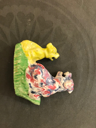 Trois comptes-gouttes et un repose-pinceaux en porcelaine de Chine famille rose, 18/19&egrave;me