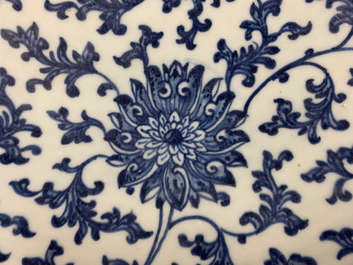 Un plat en porcelaine de Chine bleu et blanc &agrave; d&eacute;cor de lotus, marque et &eacute;poque de Qianlong