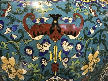 Een uitzonderlijk grote Chinese vissenkom in verguld brons en cloisonn&eacute;, Jiaqing