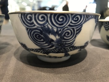 Cinq bols en porcelaine de Chine 'Bleu de Hue' pour le Vietnam, marques Nei Fu, 19&egrave;me