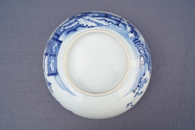 Une paire de bols en porcelaine de Chine bleu et blanc, Yongzheng/Qianlong