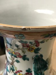 Trois vases en porcelaine de Chine famille rose, 19&egrave;me