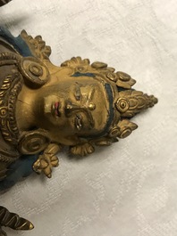 Een Chinese verguld bronzen figuur van Amitayus, 17/18e eeuw