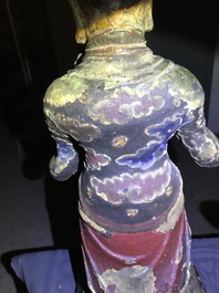 Een grote Chinese koud beschilderde bronzen figuur van een tempelwachter, Ming