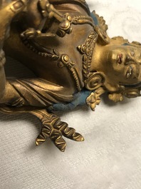 Een Chinese verguld bronzen figuur van Amitayus, 17/18e eeuw