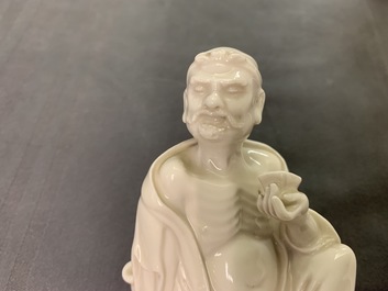 Twee Chinese Dehua blanc de Chine figuren van Guanyin met dienaar en een Luohan, 19e eeuw