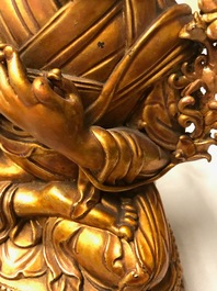 Een Chinese vergulde en gelakt houten figuur van Tsongkhapa, 18e eeuw