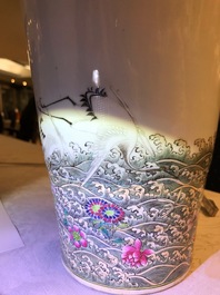 Une paire de grands vases en porcelaine de Chine famille rose, R&eacute;publique, 20&egrave;me