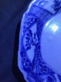 Een Chinese blauwwitte Yixing-stijl theepot en een Anhua bord, Tianqi en Kangxi
