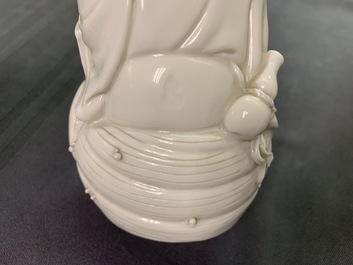 Twee Chinese Dehua blanc de Chine figuren van Guanyin met dienaar en een Luohan, 19e eeuw