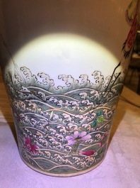 Une paire de grands vases en porcelaine de Chine famille rose, R&eacute;publique, 20&egrave;me