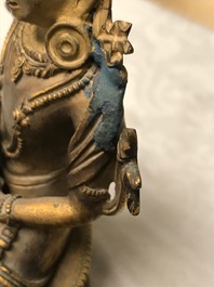 Een Chinese verguld bronzen figuur van Amitayus, 17/18e eeuw