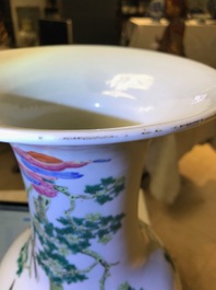 Trois vases en porcelaine de Chine famille rose, 19&egrave;me