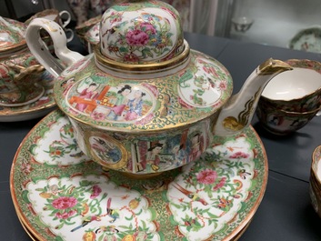 Een grote collectie Chinees Canton famille rose porselein, 19e eeuw