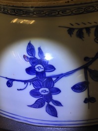 Un plat en porcelaine de Chine bleu et blanc &agrave; d&eacute;cor de deux cerfs et un singe, Jiajing