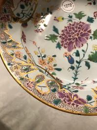 Een chinoiserie bord in famille rose-stijl, Holitsch, Hongarije, 18e eeuw