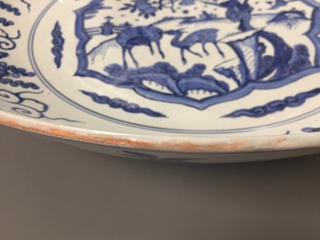 Un plat en porcelaine de Chine bleu et blanc &agrave; d&eacute;cor de deux cerfs et un singe, Jiajing