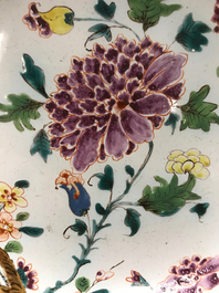 Een chinoiserie bord in famille rose-stijl, Holitsch, Hongarije, 18e eeuw