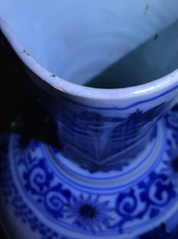 Une grande verseuse en fa&iuml;ence de Delft bleu et blanc, fin du 17&egrave;me