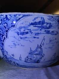 Un grand bol en fa&iuml;ence de Delft bleu et blanc &agrave; sujet maritime et figurant Atlas, 18&egrave;me