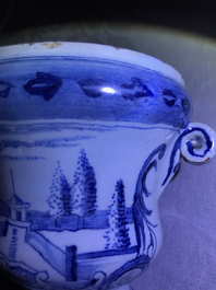 Une paire de petits vases 'campana' en fa&iuml;ence de Delft bleu et blanc, 18&egrave;me