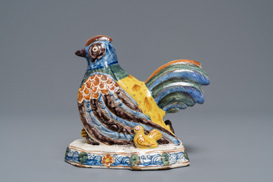 Un groupe d'une poule et ses poussins en fa&iuml;ence de Delft polychrome, 18&egrave;me