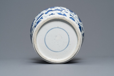 Un vase de forme balustre en porcelaine de Chine bleu et blanc, Kangxi