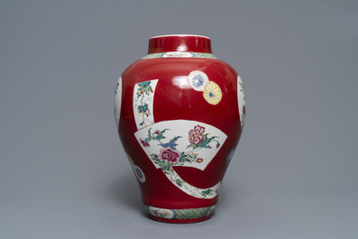 Un vase de forme balustre en porcelaine de Chine famille rose &agrave; fond rouge rubis, Yongzheng