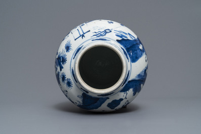 Un vase de forme balustre en porcelaine de Chine bleu et blanc, Kangxi