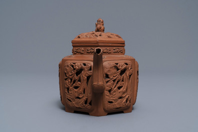 Een opengewerkte Chinese Yixing steengoed theepot met deksel, Kangxi