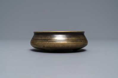 Een platte Chinese bronzen wierookbrander op drie poten, Xuande merk, 18e eeuw